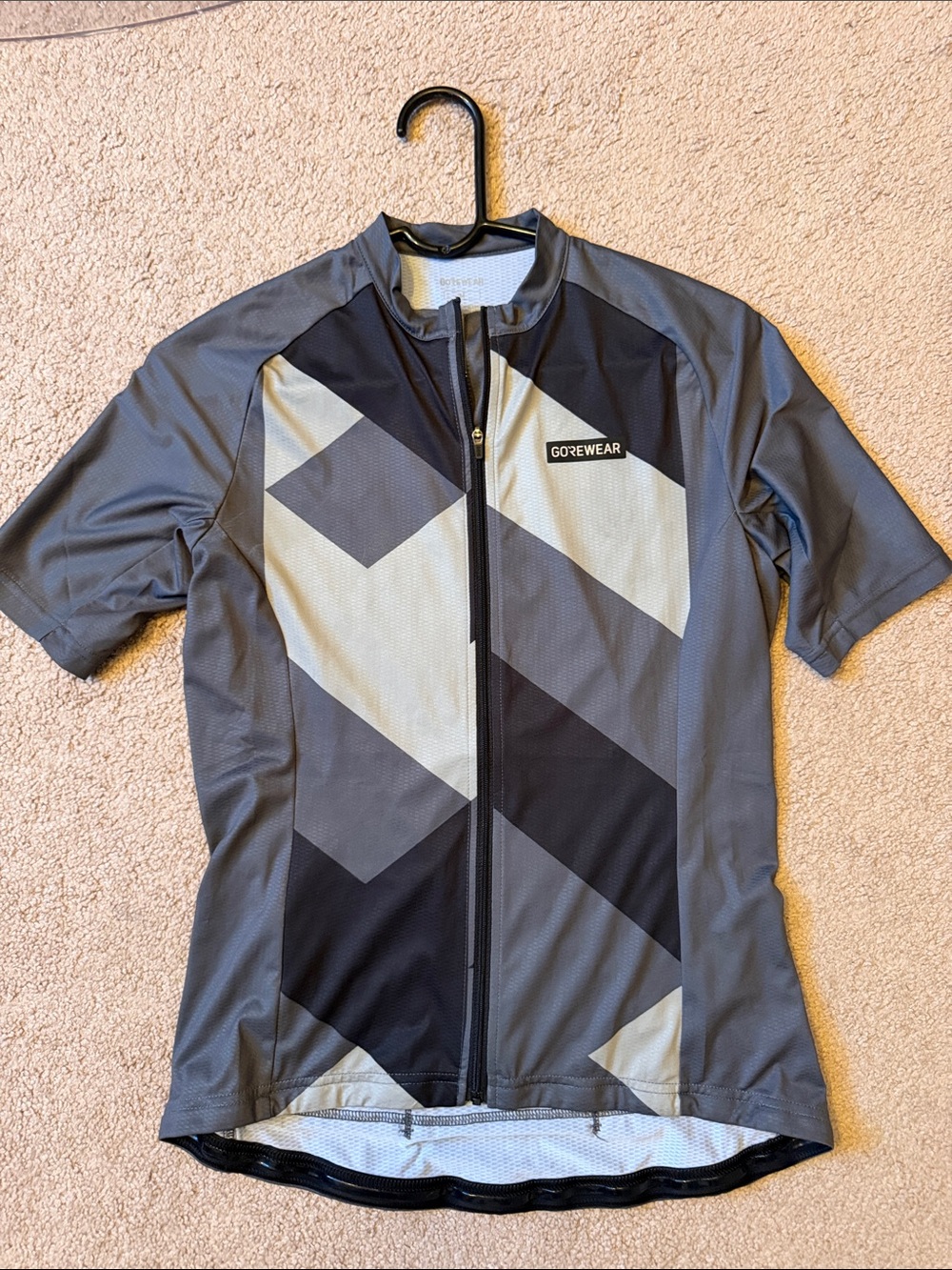 GOREWEAR Women’s Gray Geometric Cycling Jersey